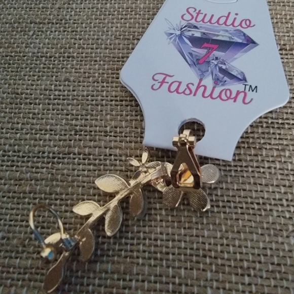 Floral Opalescent and Rhinestone Ear Cuff - Picture 3 of 3